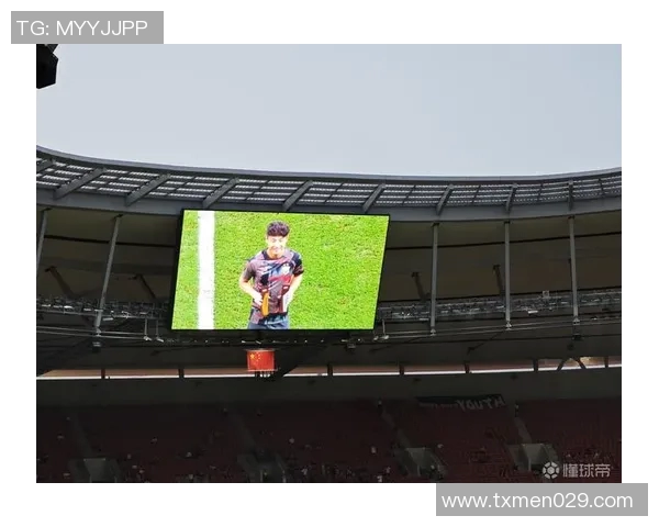 荣耀时刻提着奖杯的足球明星展现无与伦比的风采与激情